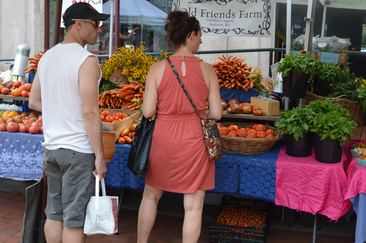 farmers-market-couple-from-the-back
